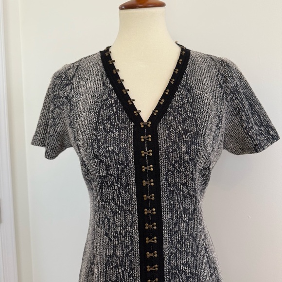 T Tahari Women’s Dress Size 6 Gray Sheath Short Sleeve V Neck Snake Print - Picture 2 of 12